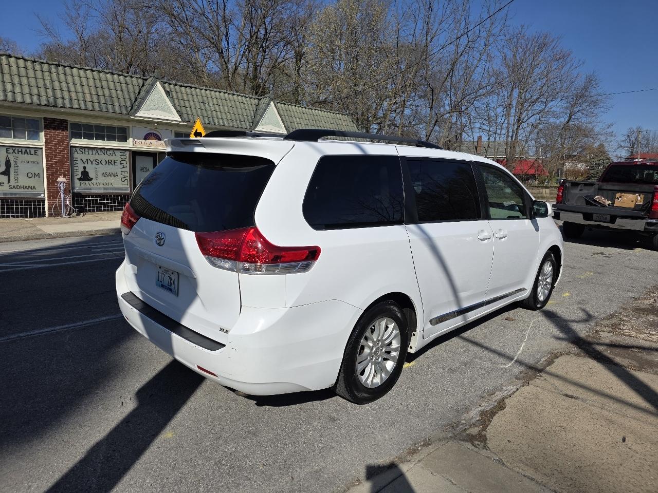 Toyota Sienna XLE FWD 8-Passenger V6 2013