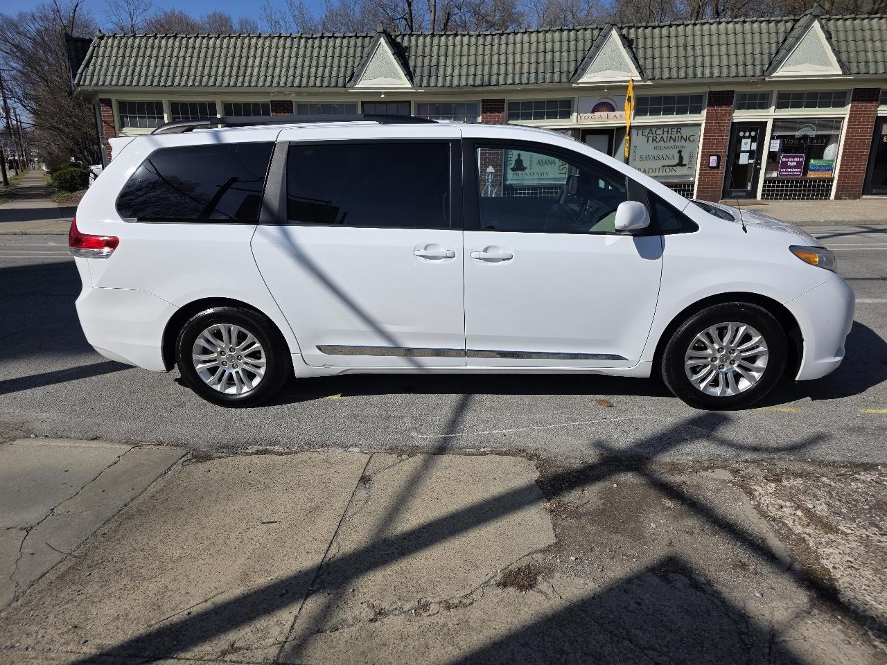 Toyota Sienna XLE FWD 8-Passenger V6 2013