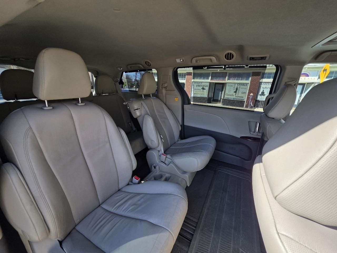 Toyota Sienna XLE FWD 8-Passenger V6 2013