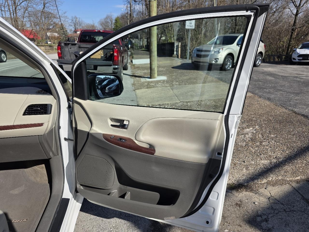 Toyota Sienna XLE FWD 8-Passenger V6 2013