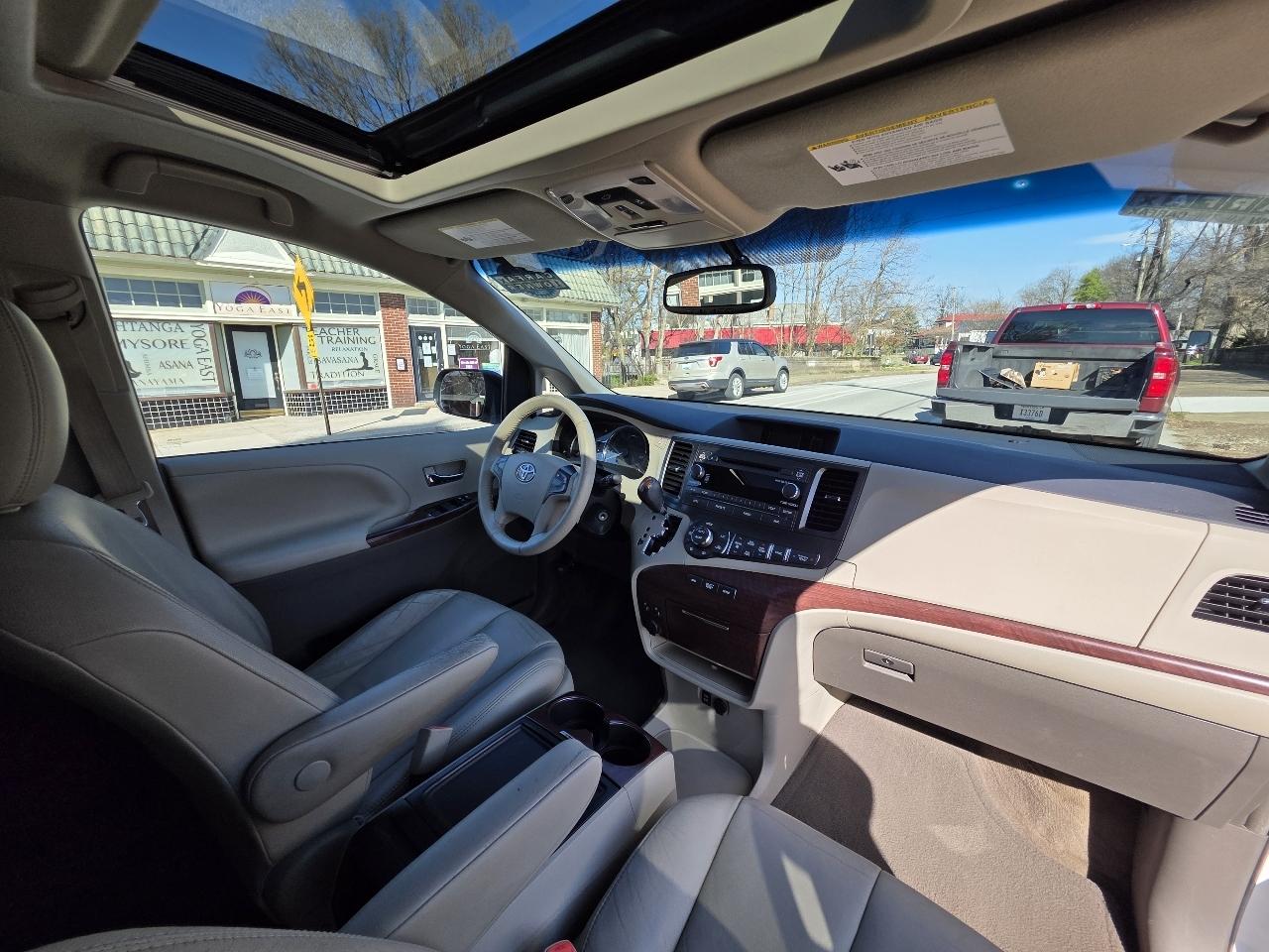 Toyota Sienna XLE FWD 8-Passenger V6 2013