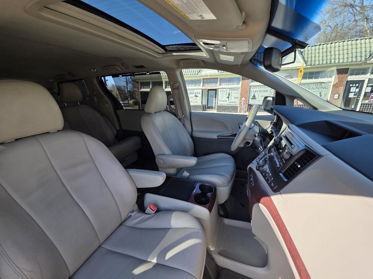 Toyota Sienna XLE FWD 8-Passenger V6 2013