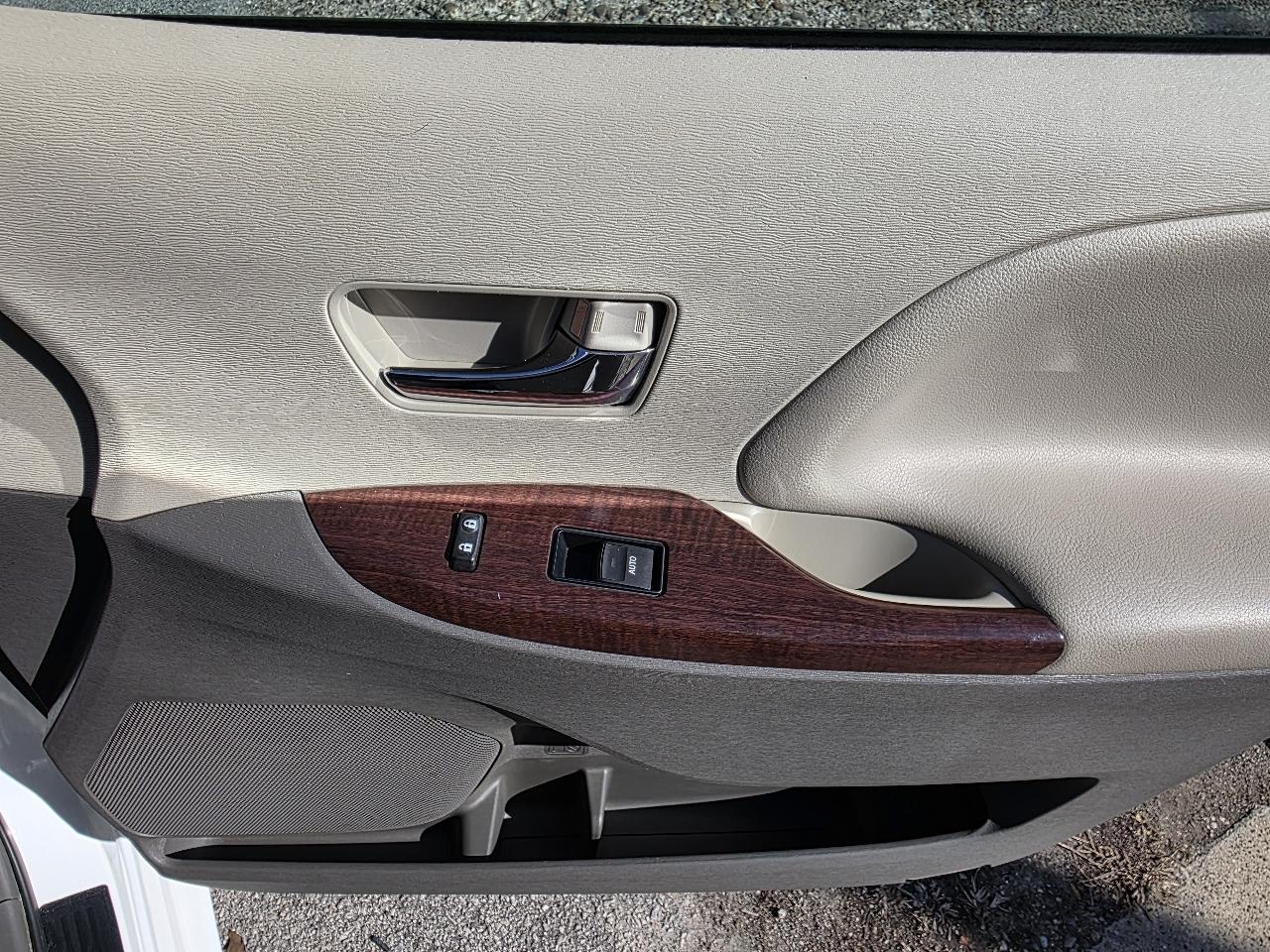 Toyota Sienna XLE FWD 8-Passenger V6 2013