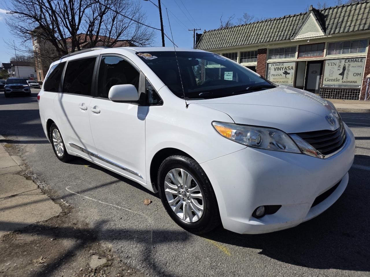 Toyota Sienna XLE FWD 8-Passenger V6 2013