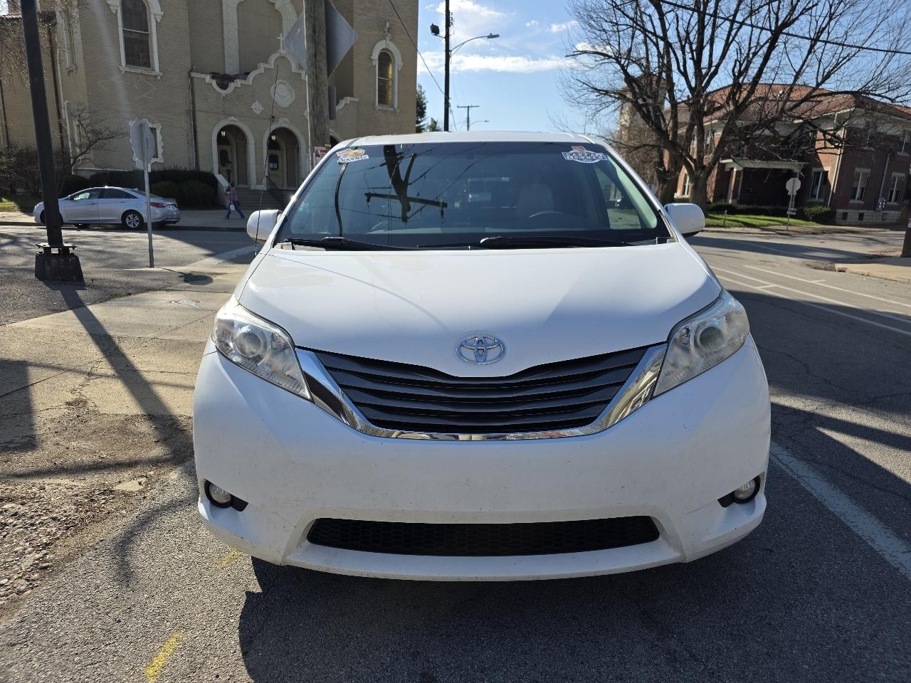 Toyota Sienna XLE FWD 8-Passenger V6 2013