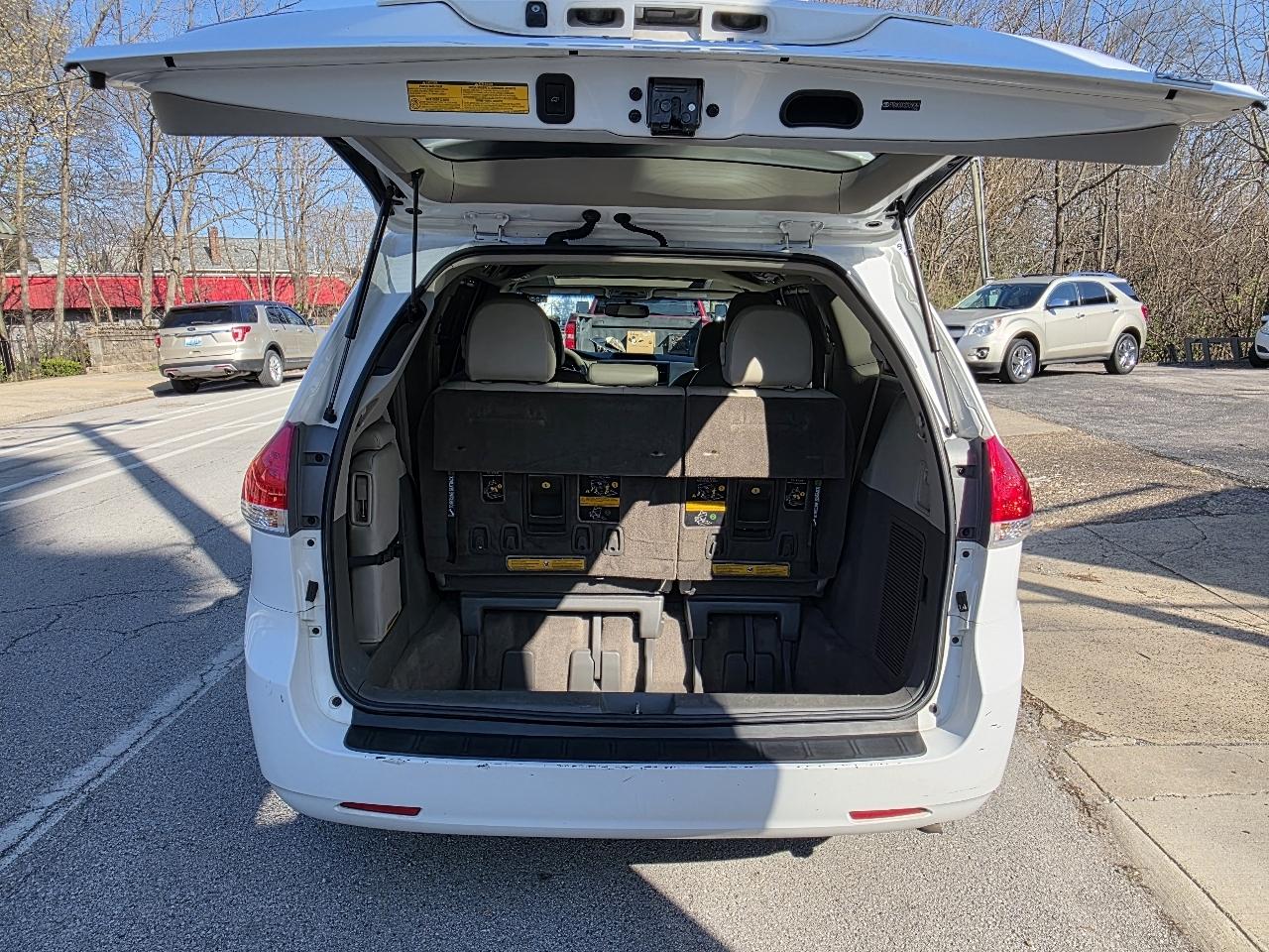 Toyota Sienna XLE FWD 8-Passenger V6 2013