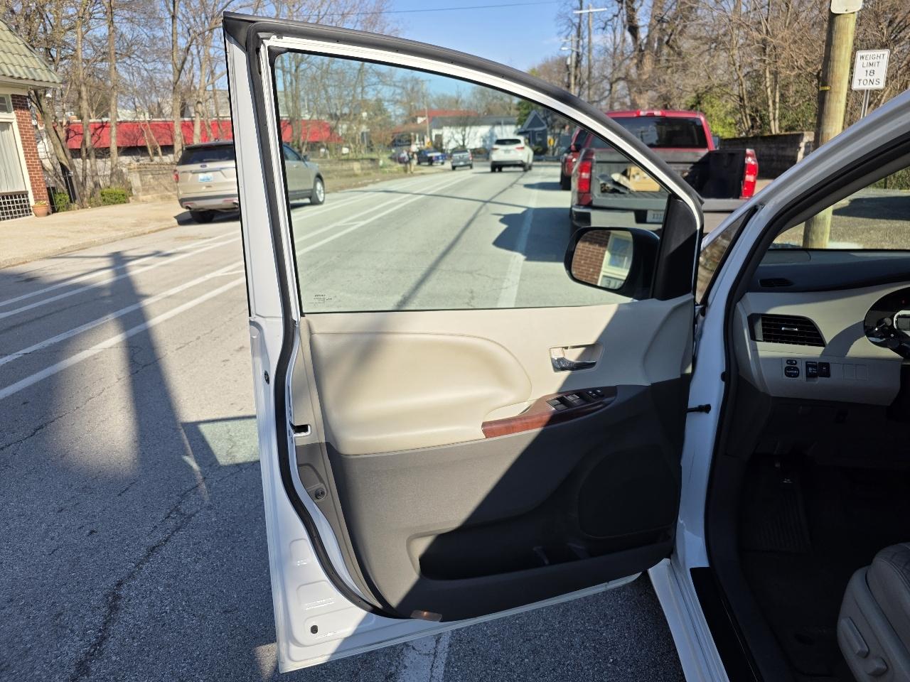 Toyota Sienna XLE FWD 8-Passenger V6 2013