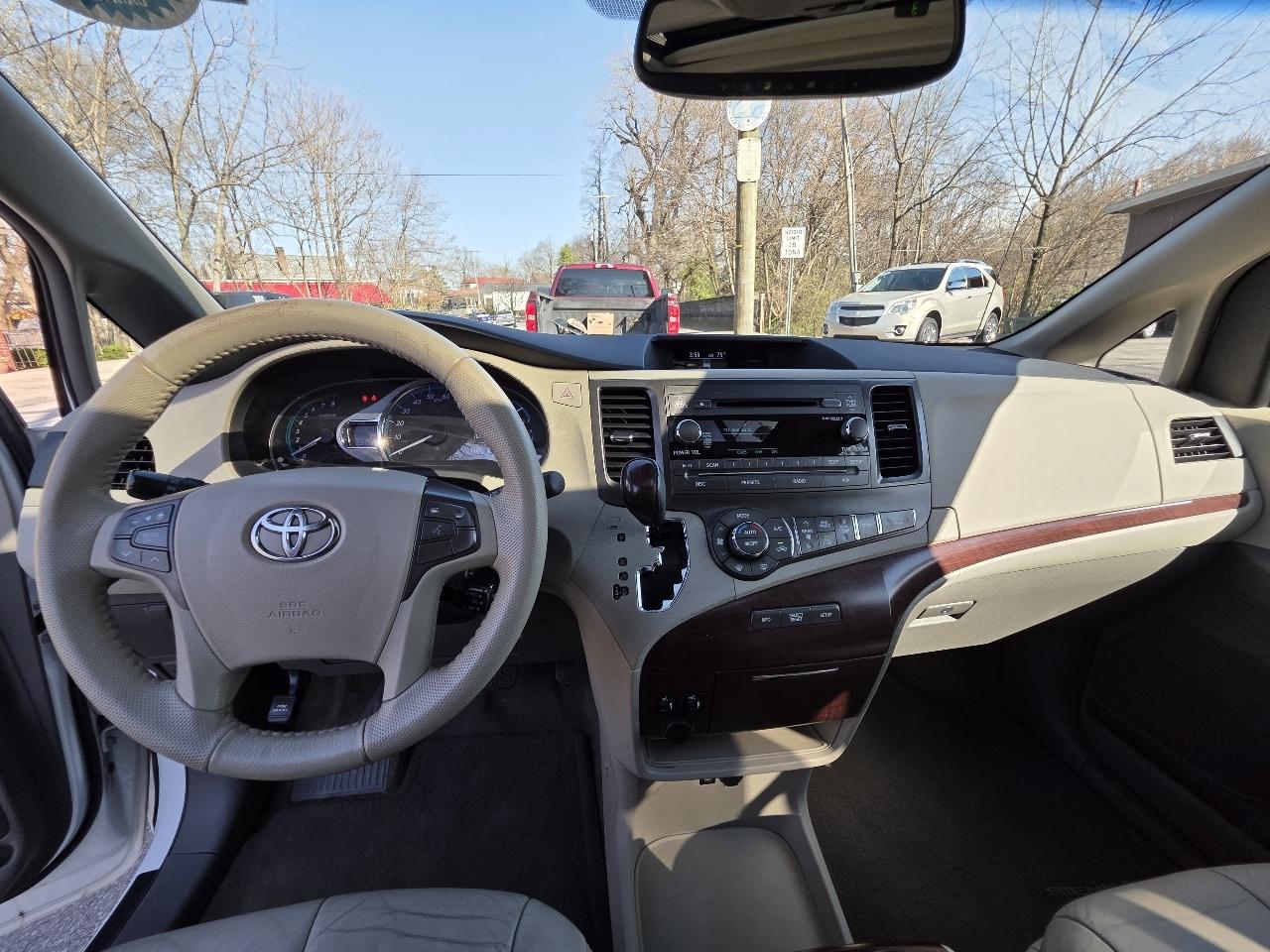 Toyota Sienna XLE FWD 8-Passenger V6 2013