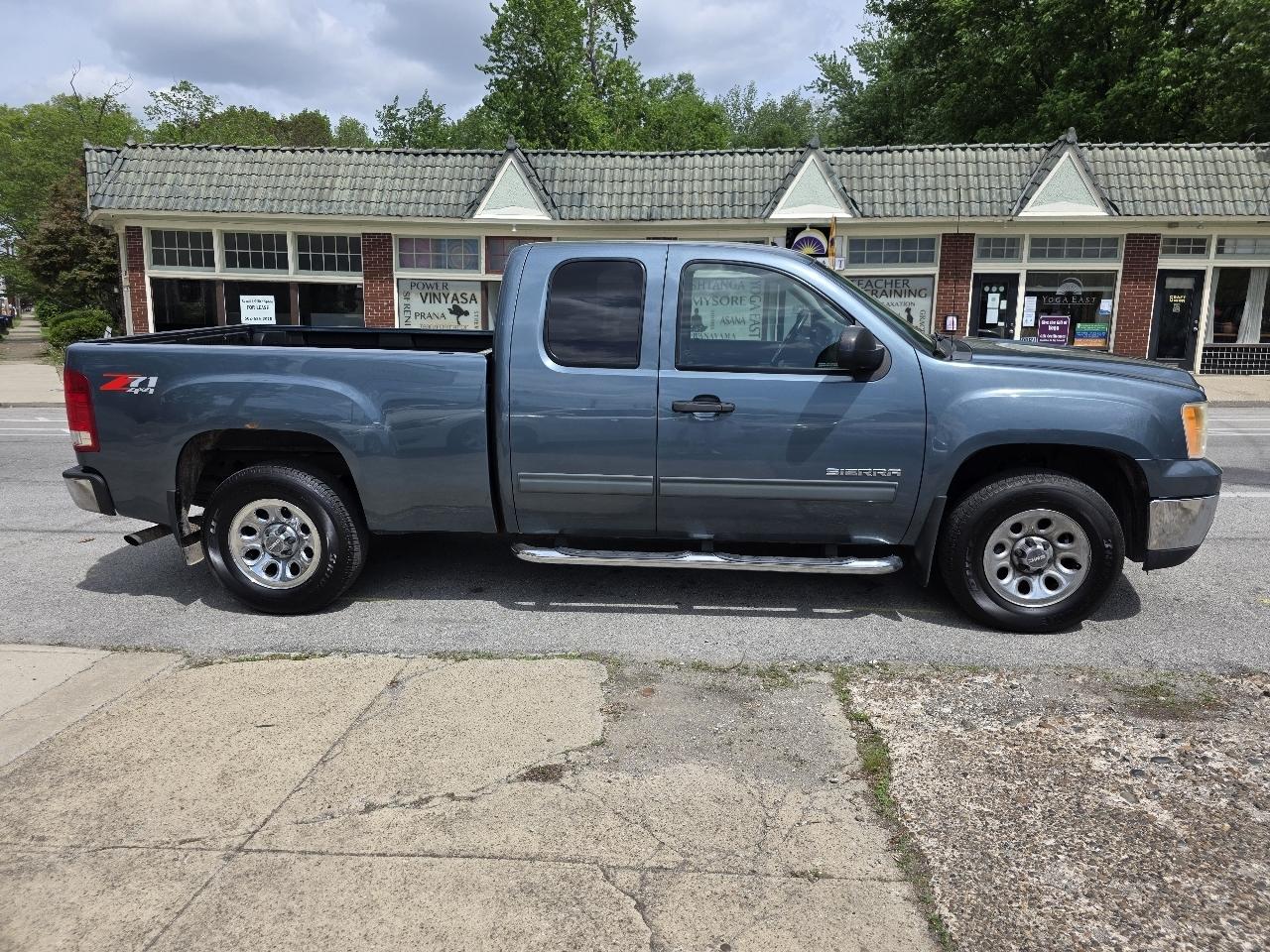 GMC Sierra 1500 SL Ext Cab 4D 4WD 2009