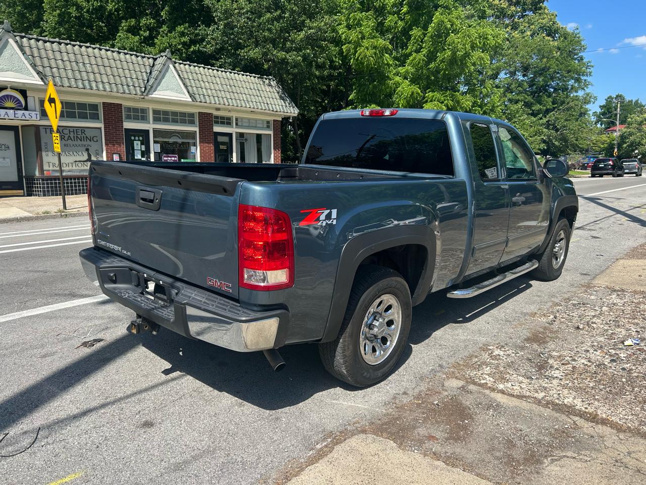 GMC Sierra 1500 SL Ext Cab 4D 4WD 2009