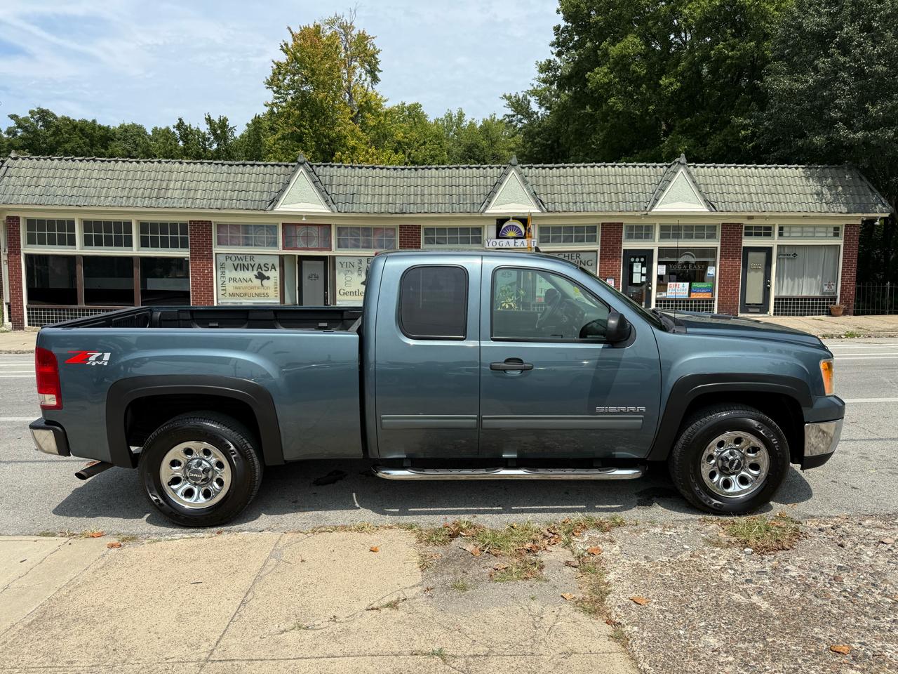 GMC Sierra 1500 SL Ext Cab 4D 4WD 2009