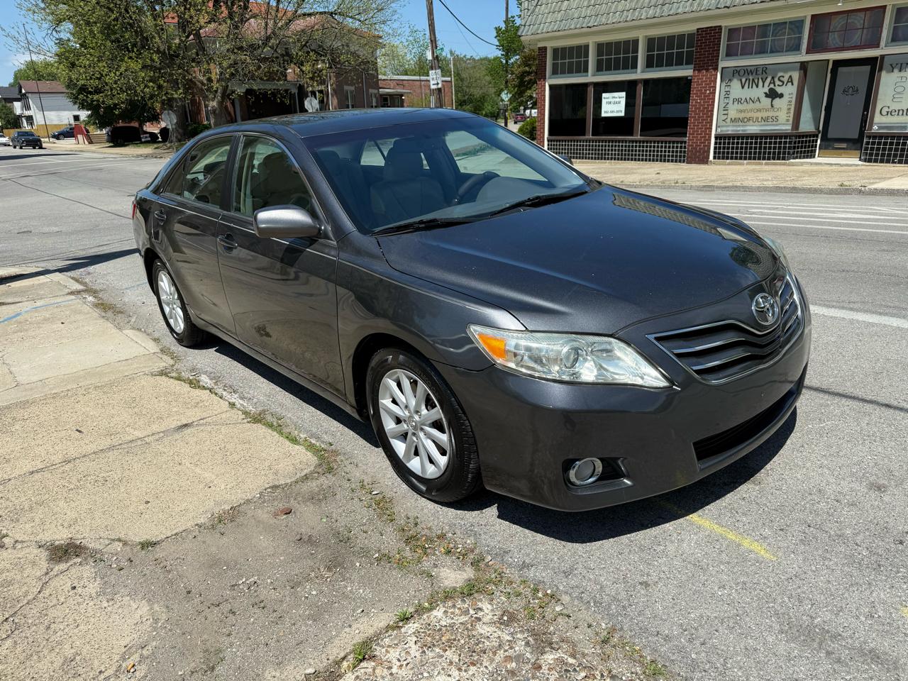 Toyota Camry XLE V6 6-Spd AT 2010
