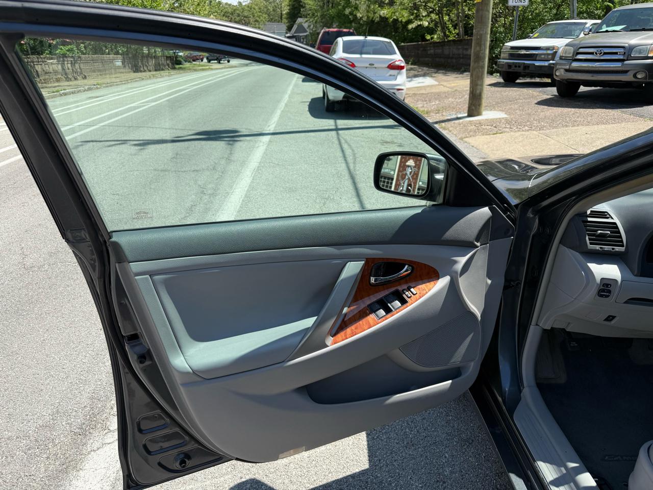 Toyota Camry XLE V6 6-Spd AT 2010