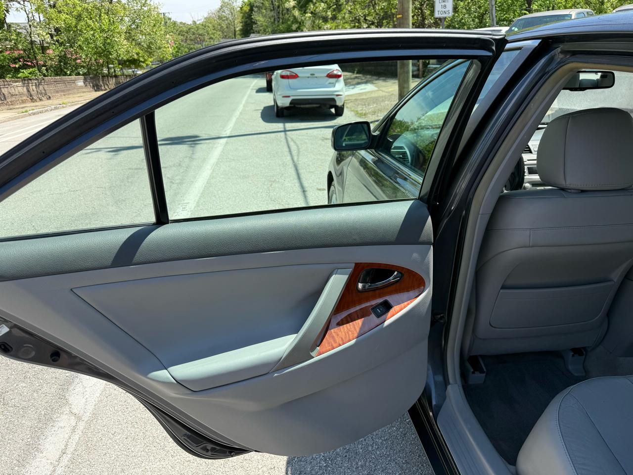 Toyota Camry XLE V6 6-Spd AT 2010