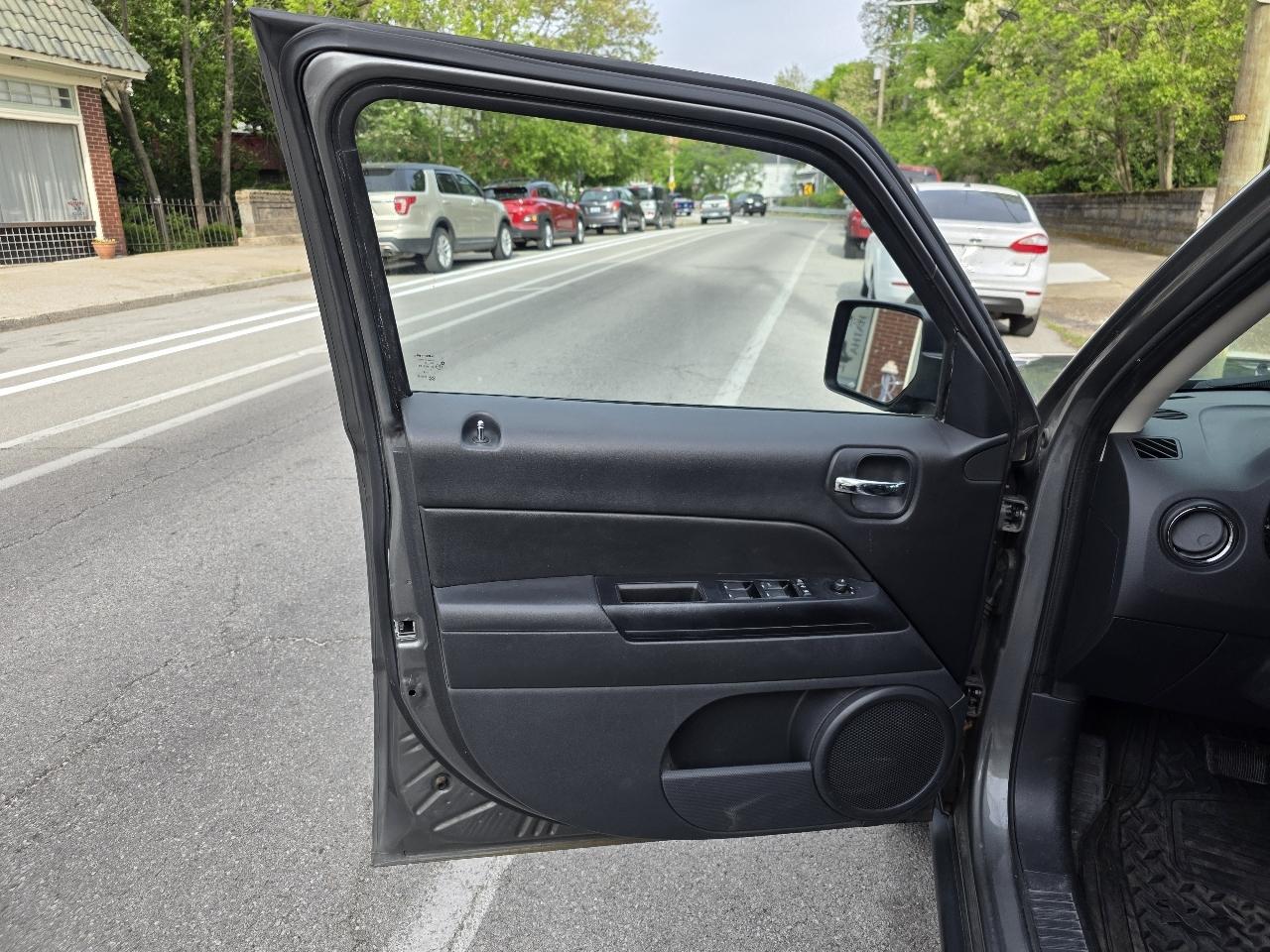 Jeep Patriot Latitude 2WD 2012