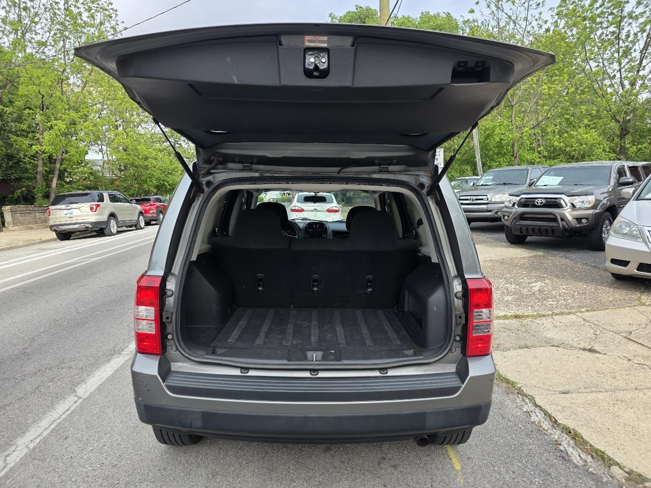 Jeep Patriot Latitude 2WD 2012