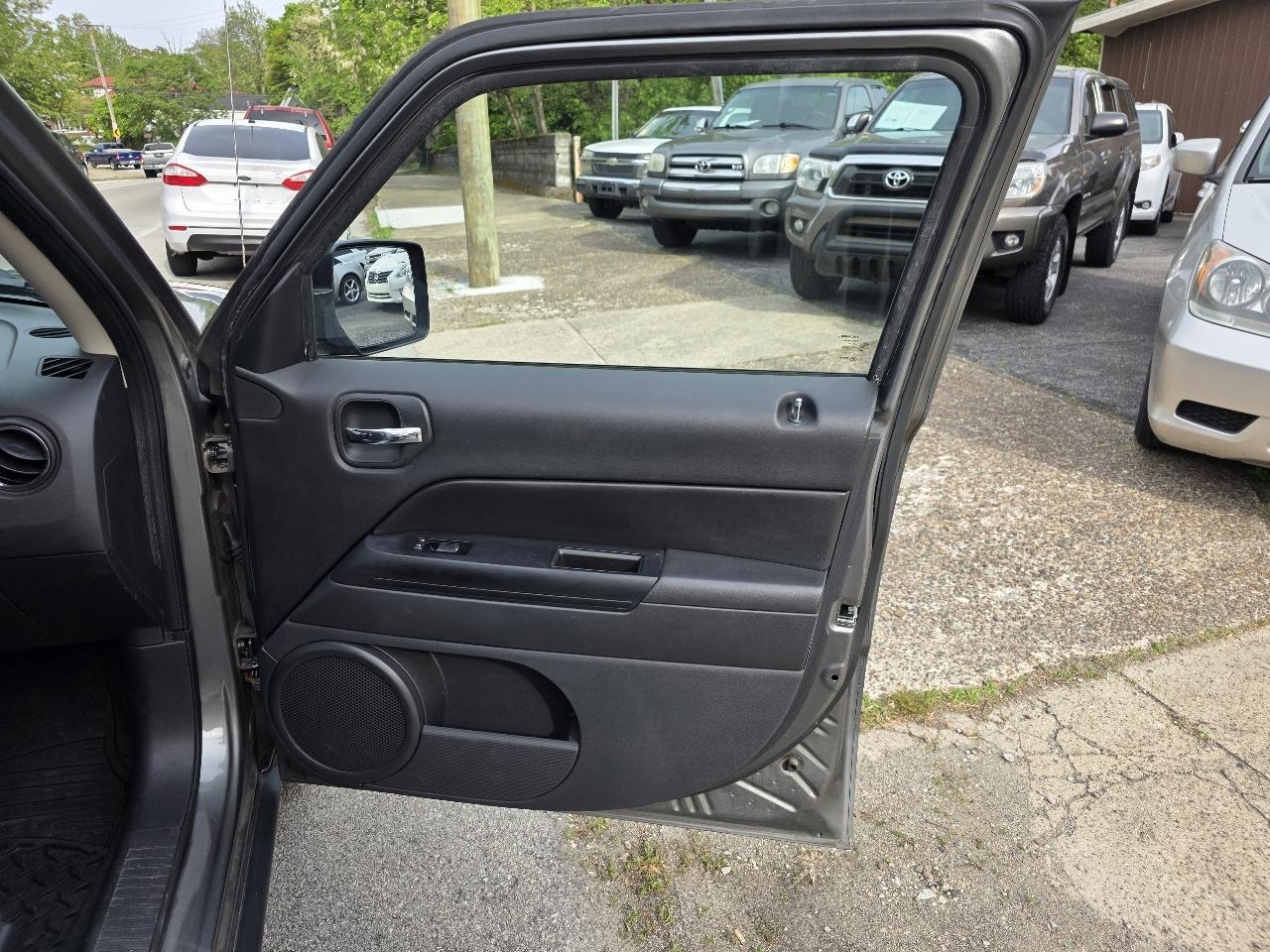 Jeep Patriot Latitude 2WD 2012