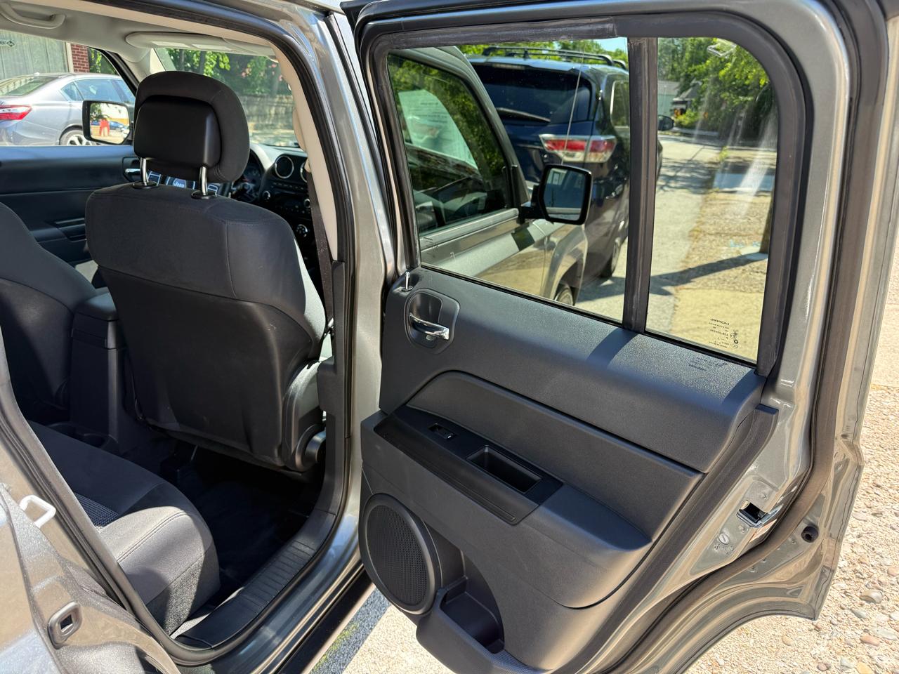 Jeep Patriot Latitude 2WD 2012
