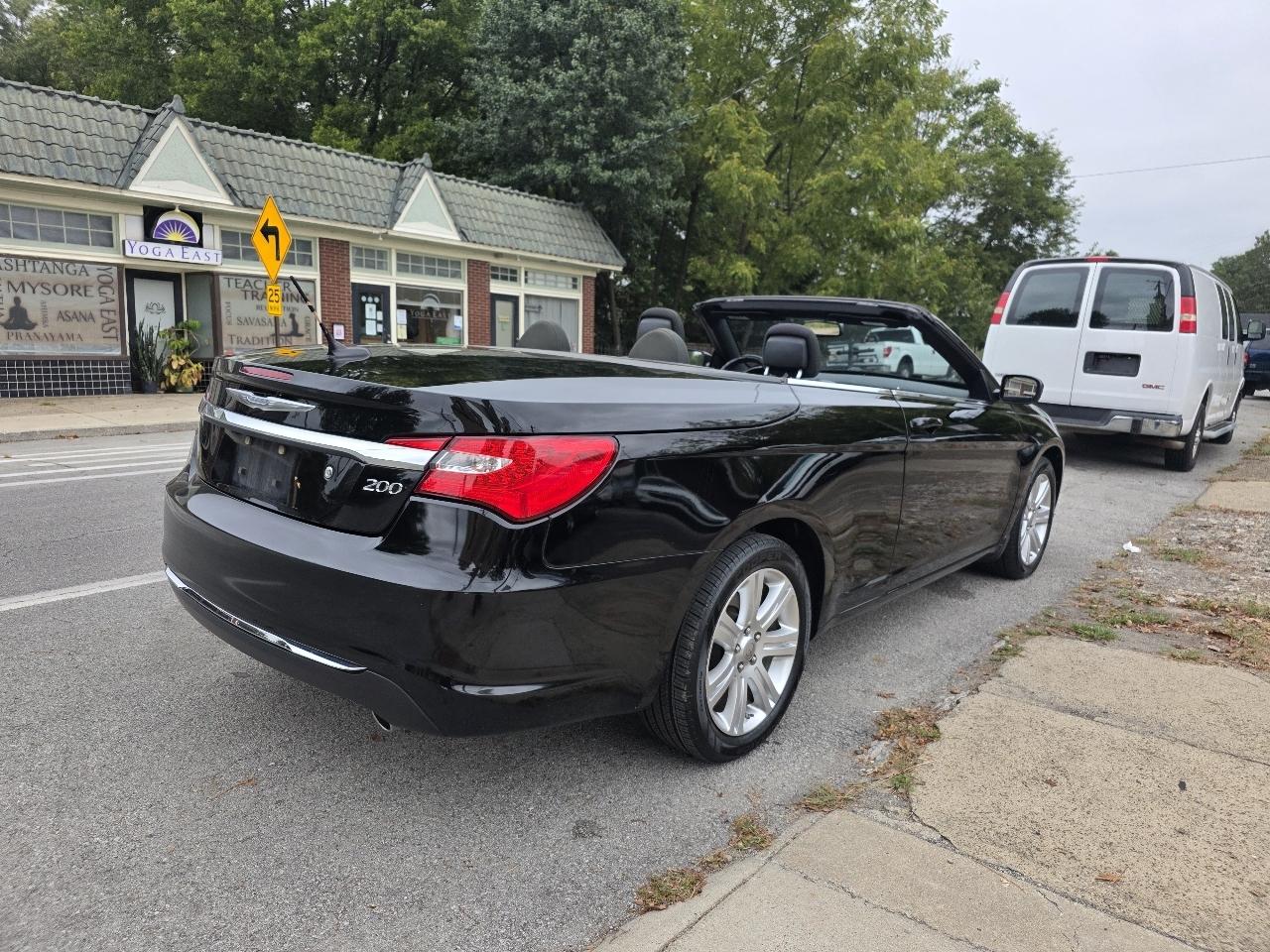Chrysler 200 photo 9