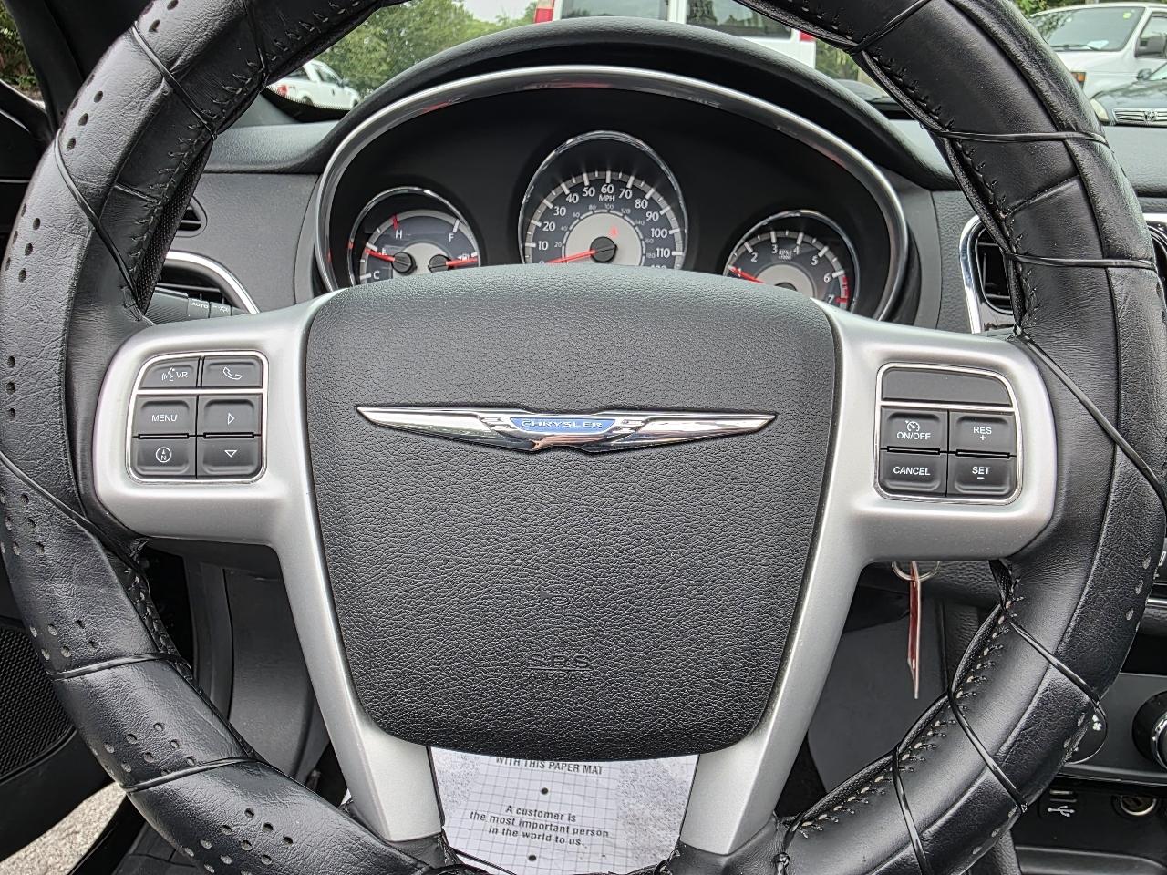 Chrysler 200 photo 23