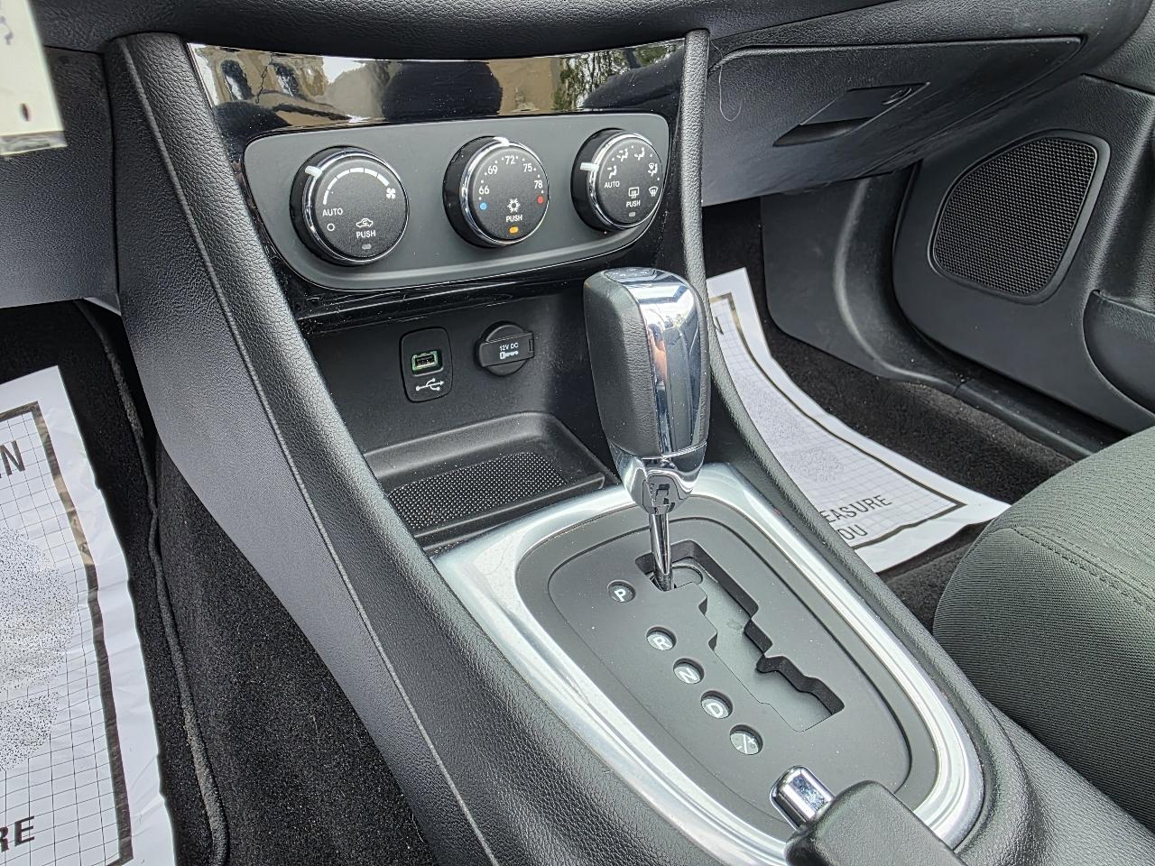 Chrysler 200 photo 26