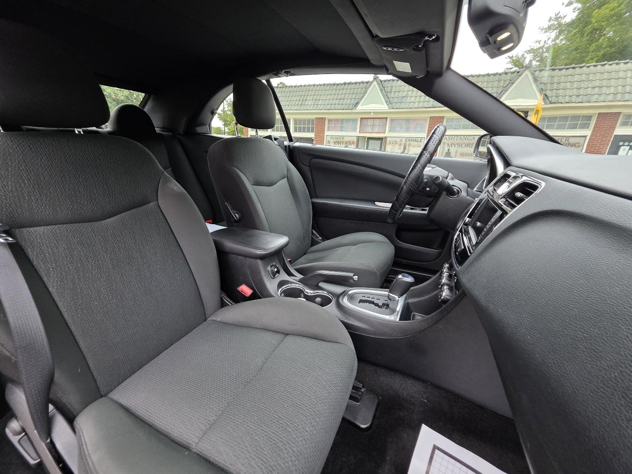 Chrysler 200 photo 30