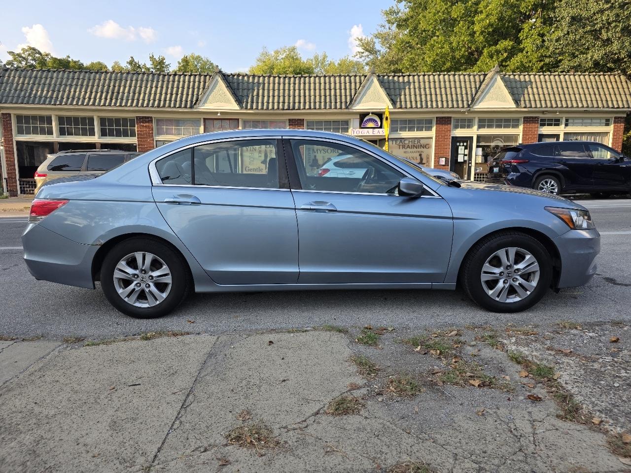 Honda Accord LX-P Sedan AT 2011