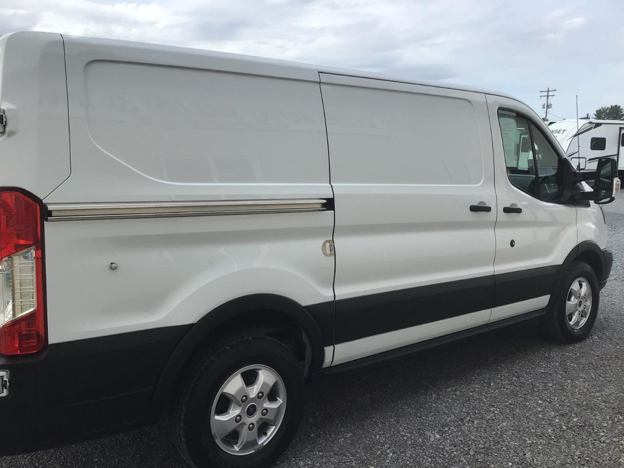 Ford Transit 250 Van Low Roof w/Sliding Pass. 130-in. WB 2019