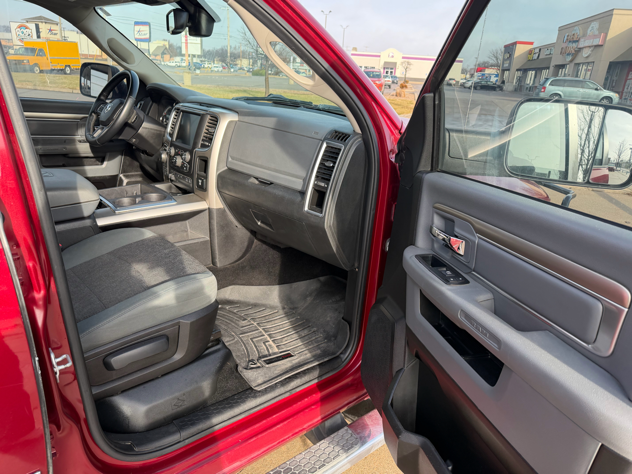 RAM 1500 Lone Star Crew Cab SB 4WD 2015