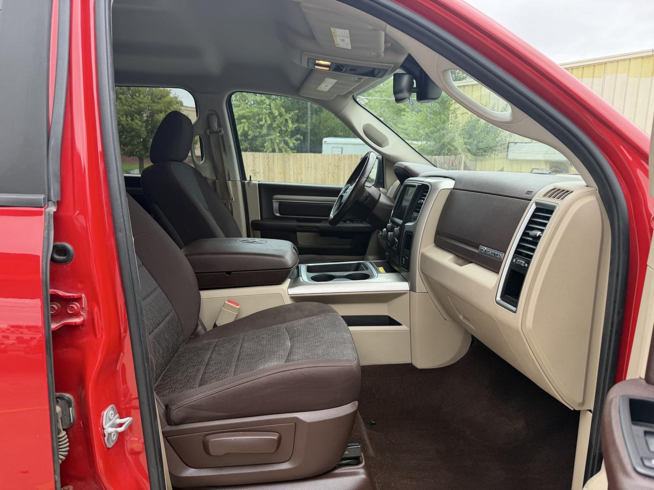 RAM 1500 Big Horn Crew Cab 4WD 2016