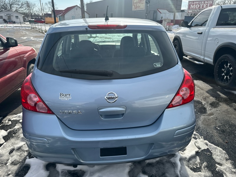 Nissan Versa 1.8 S Hatchback 2010