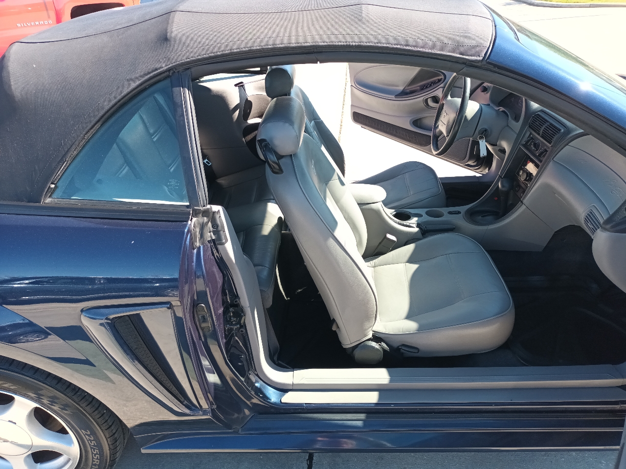 Ford Mustang Deluxe Convertible 2001