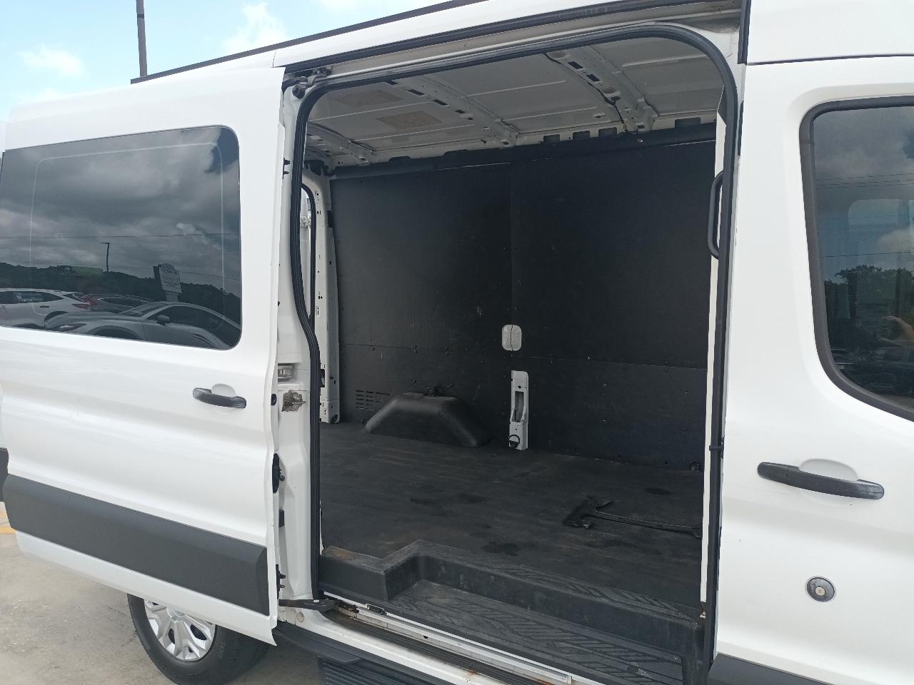 Ford Transit 150 Van Med. Roof w/Sliding Pass. 130-in. WB 2015