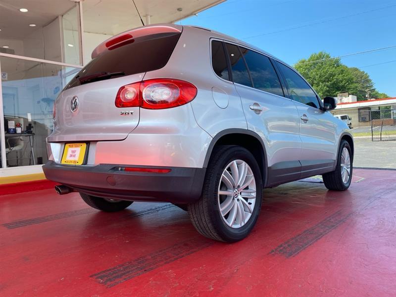Volkswagen Tiguan  2011