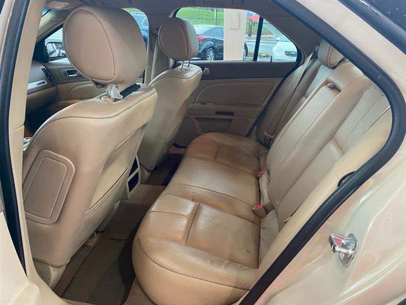 Cadillac STS  2011