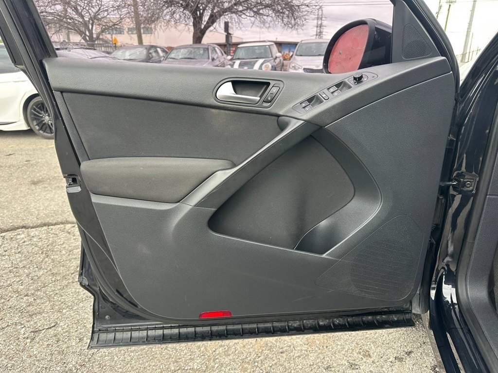 Volkswagen Tiguan 2WD 4dr Auto SE w/Sunroof & Nav 2012