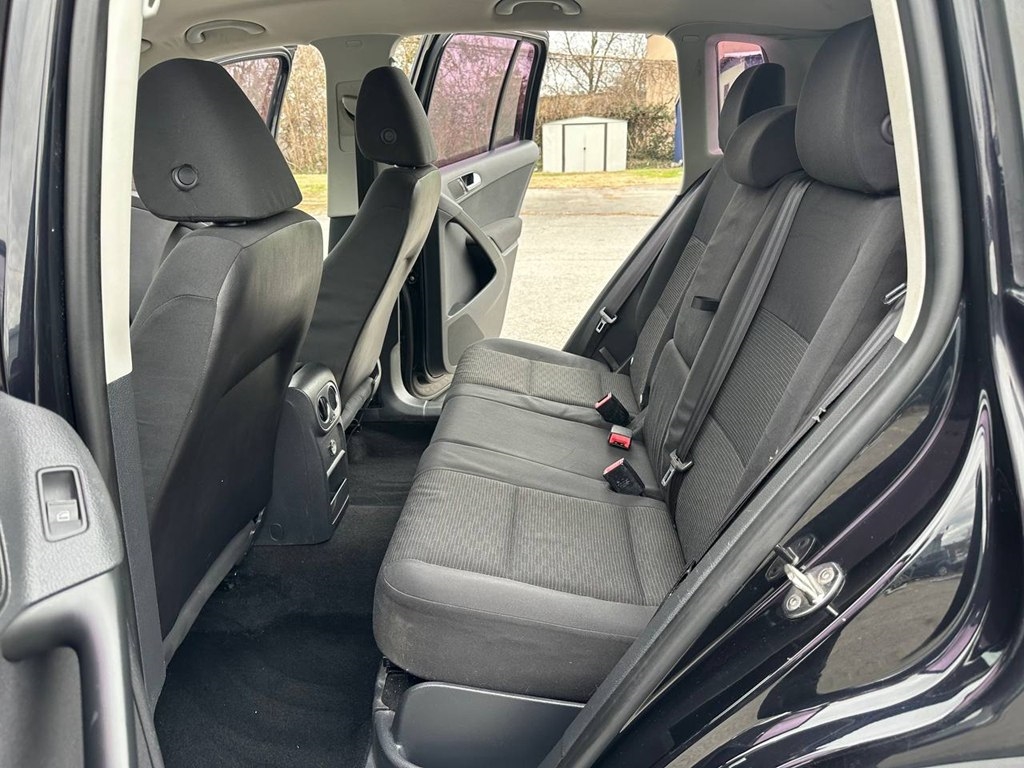 Volkswagen Tiguan 2WD 4dr Auto SE w/Sunroof & Nav 2012