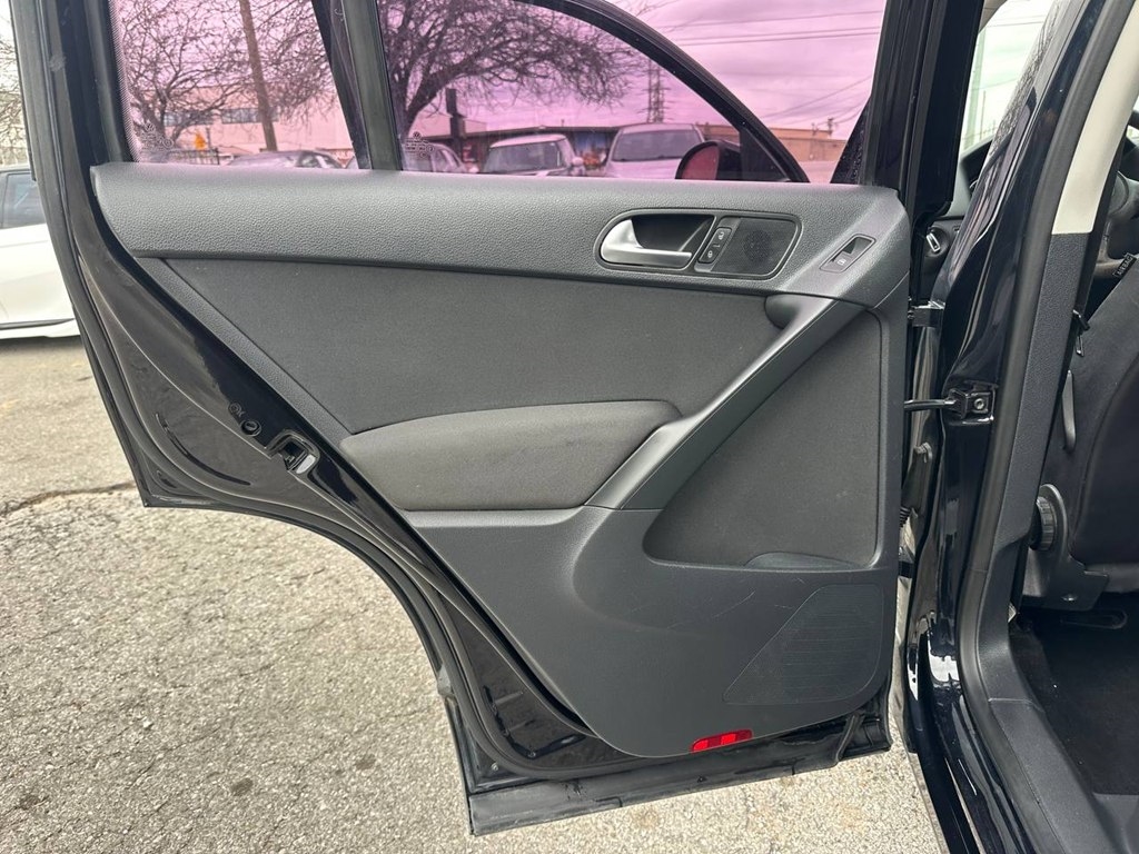 Volkswagen Tiguan 2WD 4dr Auto SE w/Sunroof & Nav 2012