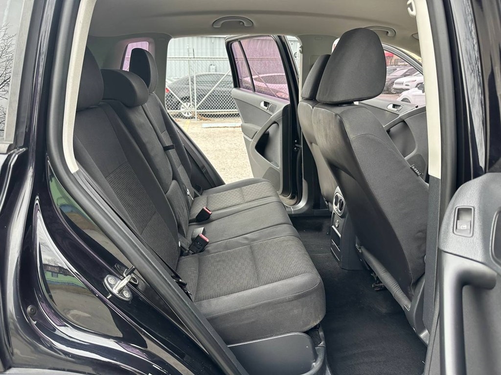 Volkswagen Tiguan 2WD 4dr Auto SE w/Sunroof & Nav 2012