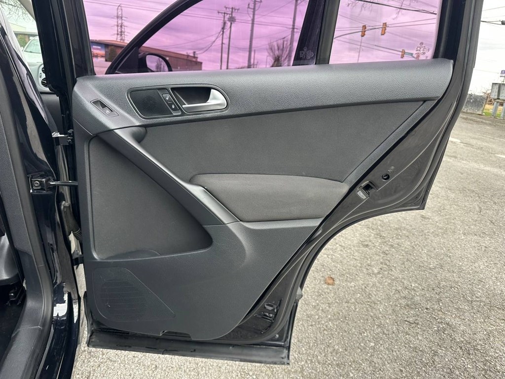 Volkswagen Tiguan 2WD 4dr Auto SE w/Sunroof & Nav 2012