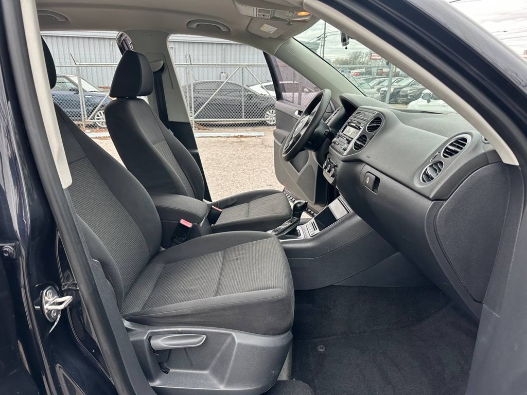 Volkswagen Tiguan 2WD 4dr Auto SE w/Sunroof & Nav 2012