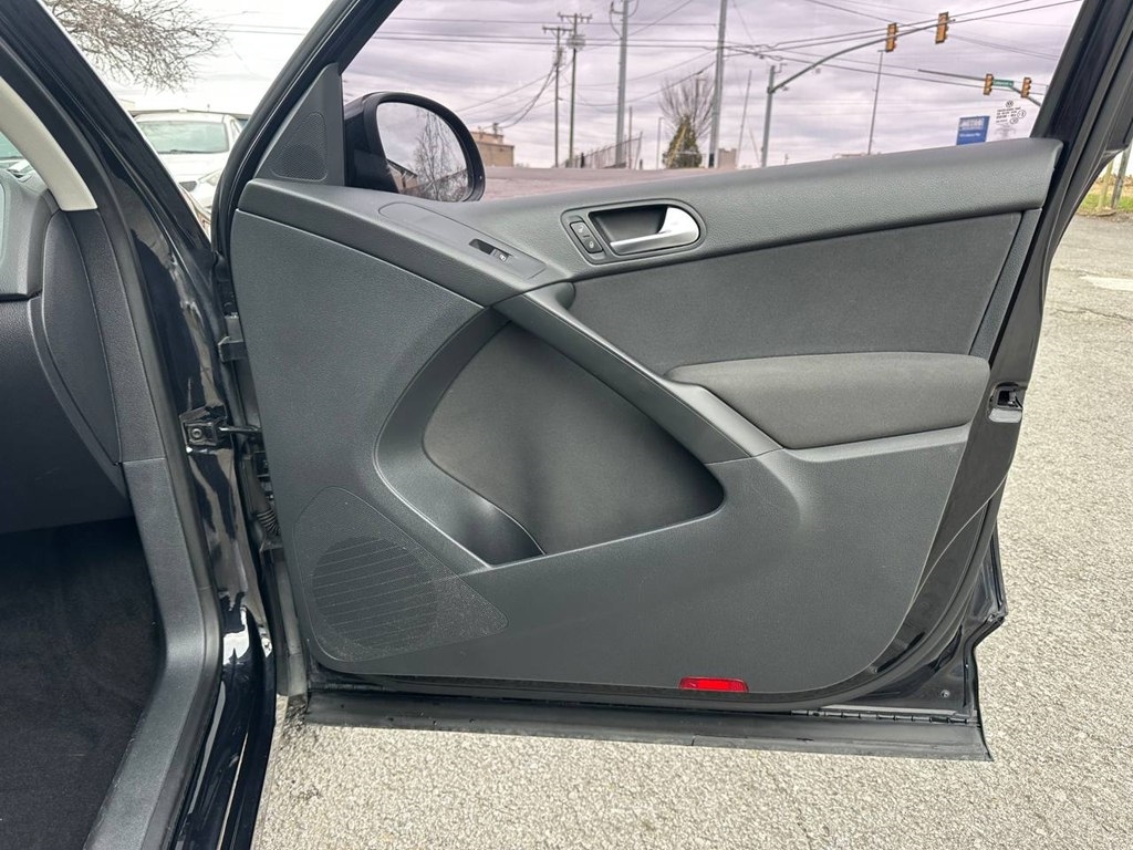 Volkswagen Tiguan 2WD 4dr Auto SE w/Sunroof & Nav 2012