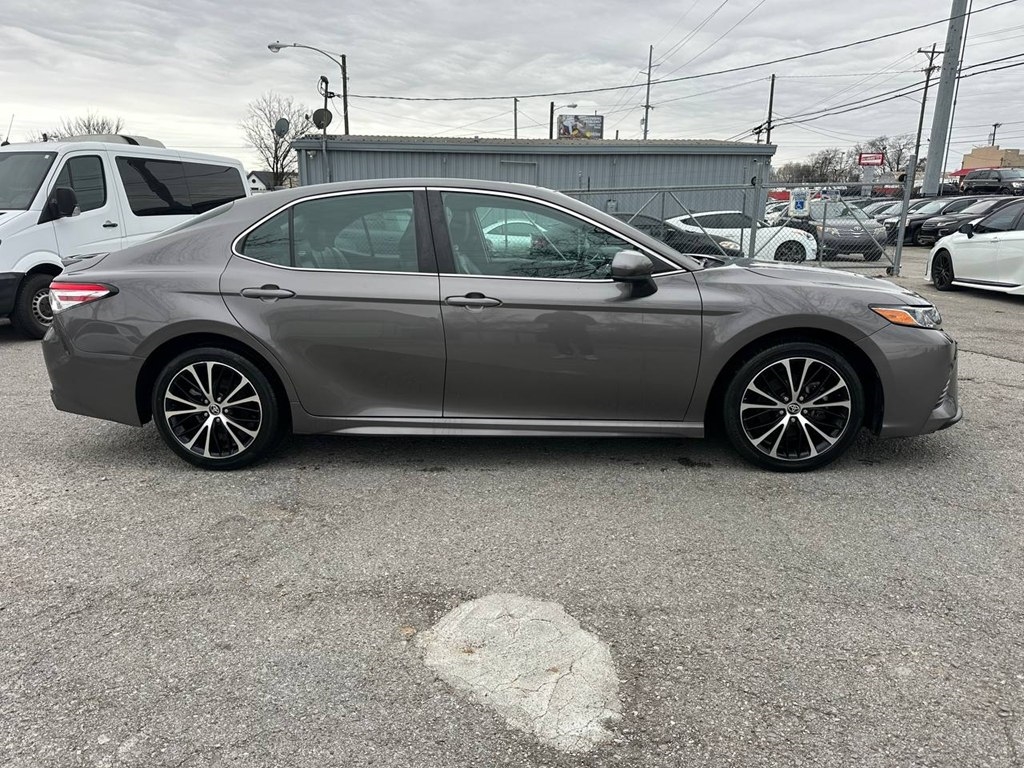 Toyota Camry SE Auto (Natl) 2020