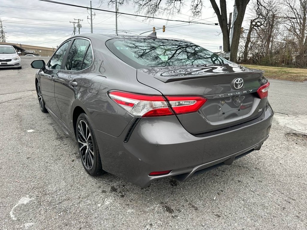 Toyota Camry SE Auto (Natl) 2020