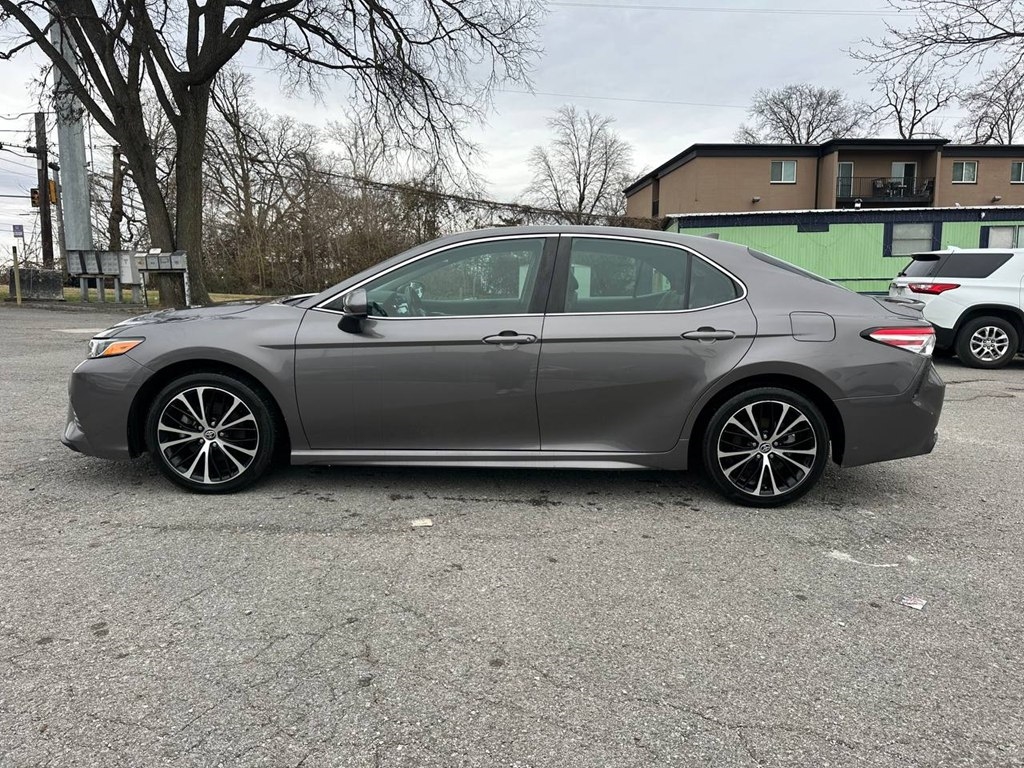 Toyota Camry SE Auto (Natl) 2020