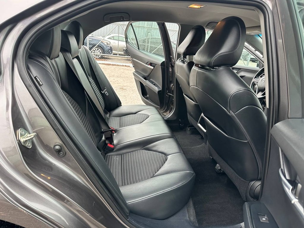 Toyota Camry SE Auto (Natl) 2020