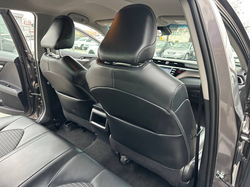 Toyota Camry SE Auto (Natl) 2020