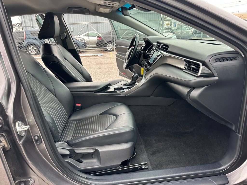 Toyota Camry SE Auto (Natl) 2020