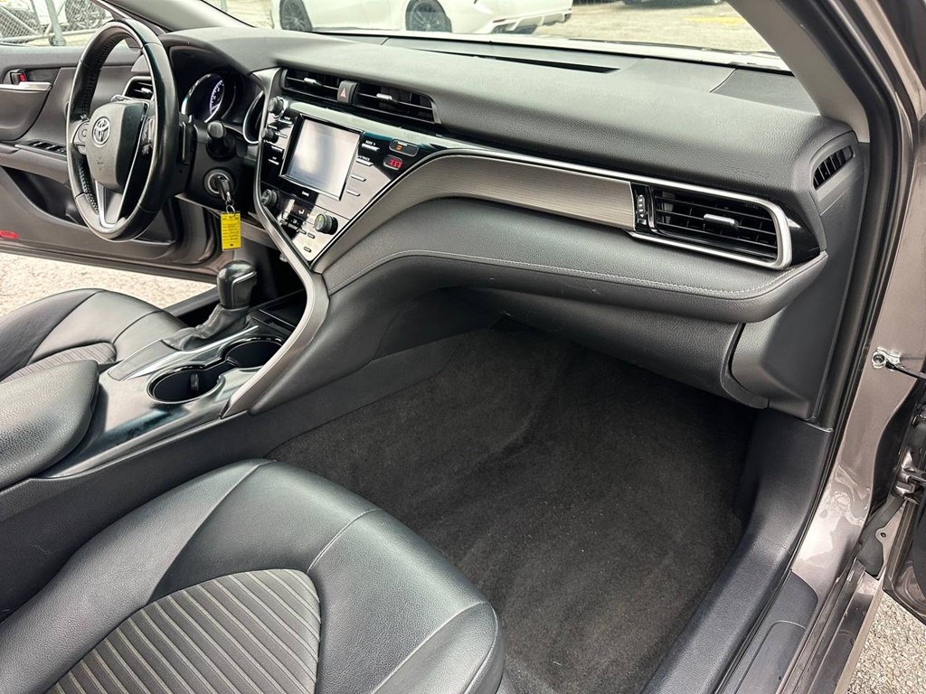 Toyota Camry SE Auto (Natl) 2020