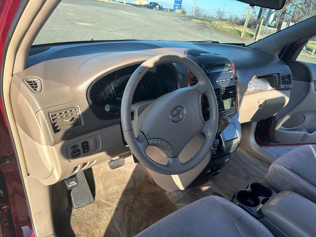 Toyota Sienna 5dr XLE FWD 7-Passenger (Natl) 2006